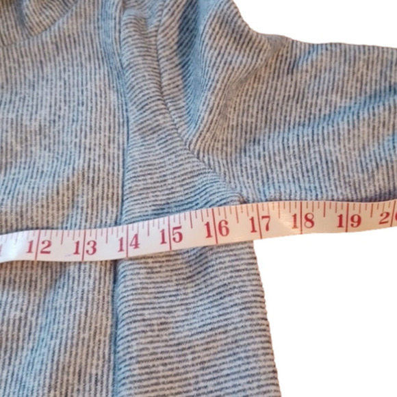 𝅺tommy Hilfiger cowl neck top. Pretty fabric and style. Size medium. - Picture 10 of 12